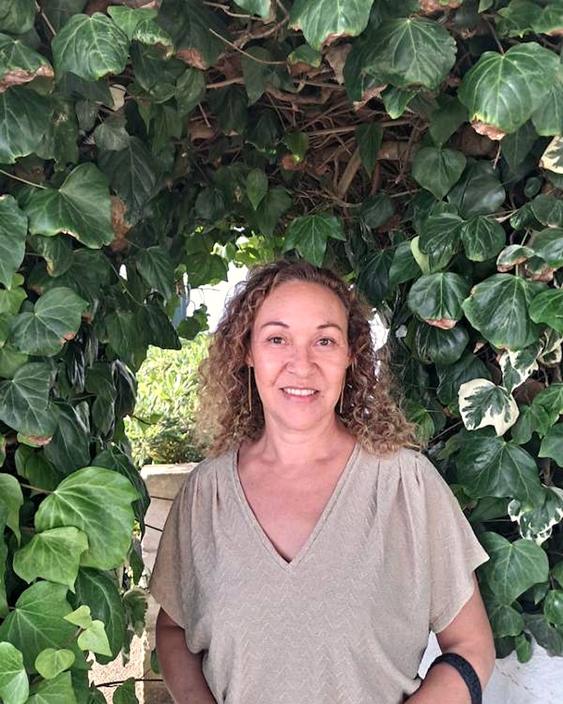 Marjolaine Sami sous une arche végétale