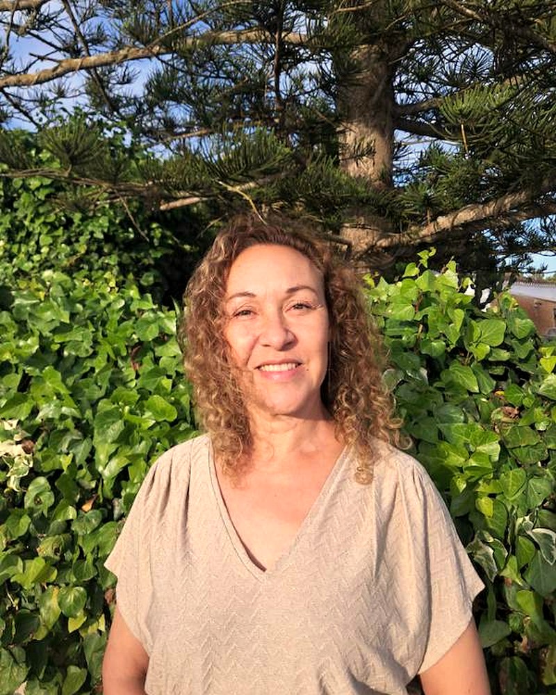Marjolaine Sami devant un grand arbre