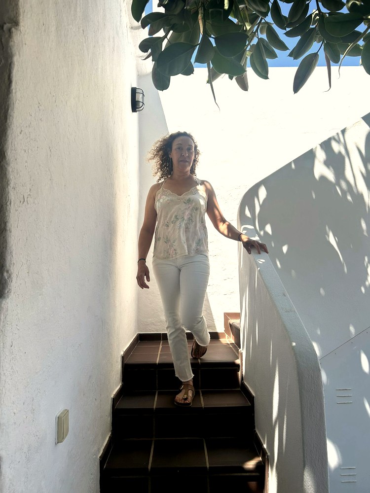 Marjolaine Sami dans l'escalier