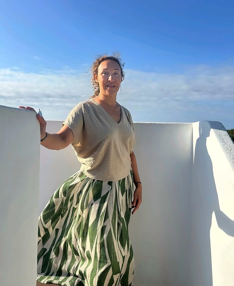 Marjolaine Sami sur une terrasse blanche